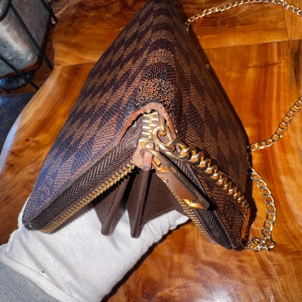 Louis Vuitton
Vintage 2011 Zippy Wallet - Picture 13 of 15